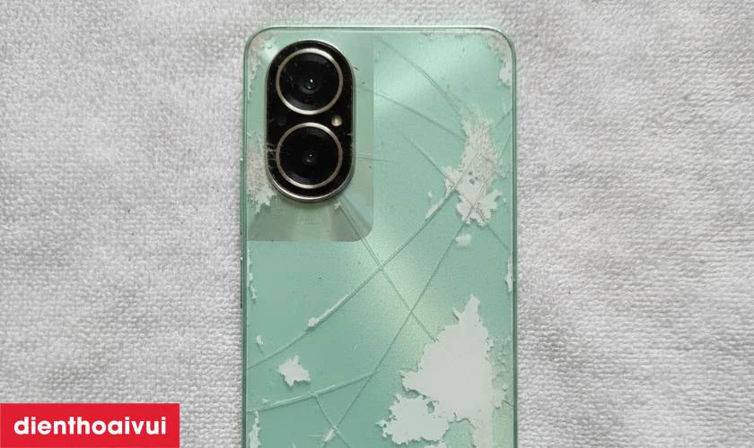 Trường hợp n&agrave;o cần thay k&iacute;nh lưng Realme C67?