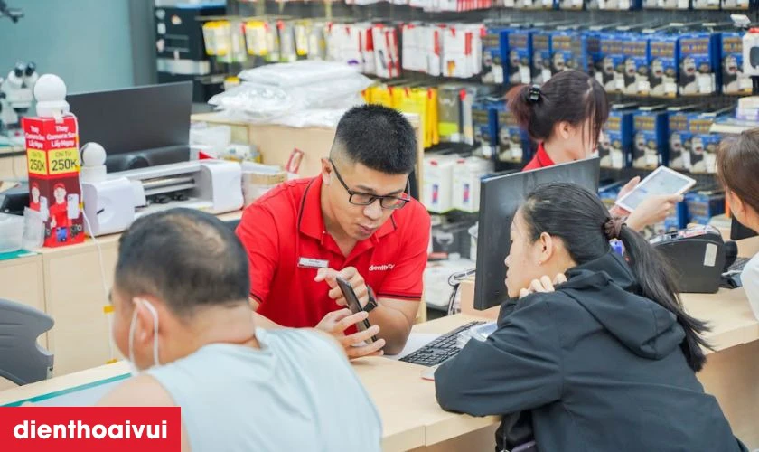 Quy tr&igrave;nh thay k&iacute;nh lưng Realme C71 uy t&iacute;n tại Điện Thoại Vui