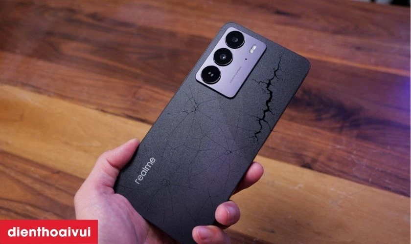 Khi n&agrave;o thay k&iacute;nh lưng v&agrave; khi n&agrave;o thay nguy&ecirc;n bộ vỏ Realme C75?