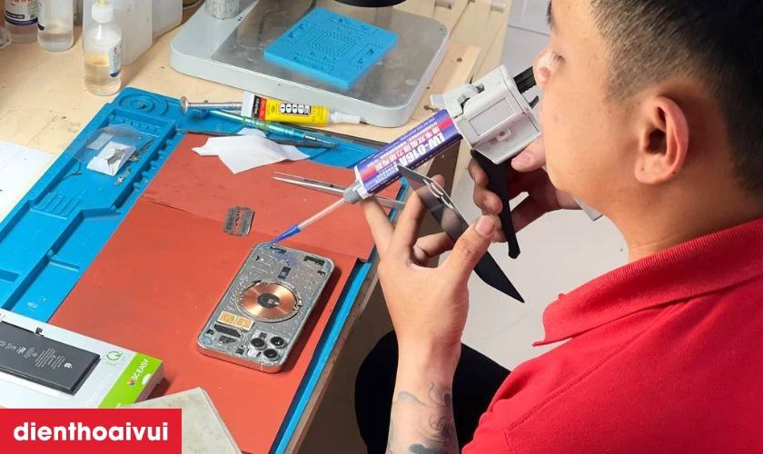 Quy tr&igrave;nh thay k&iacute;nh lưng Realme Note 50 nhanh ch&oacute;ng tại Điện Thoại Vui