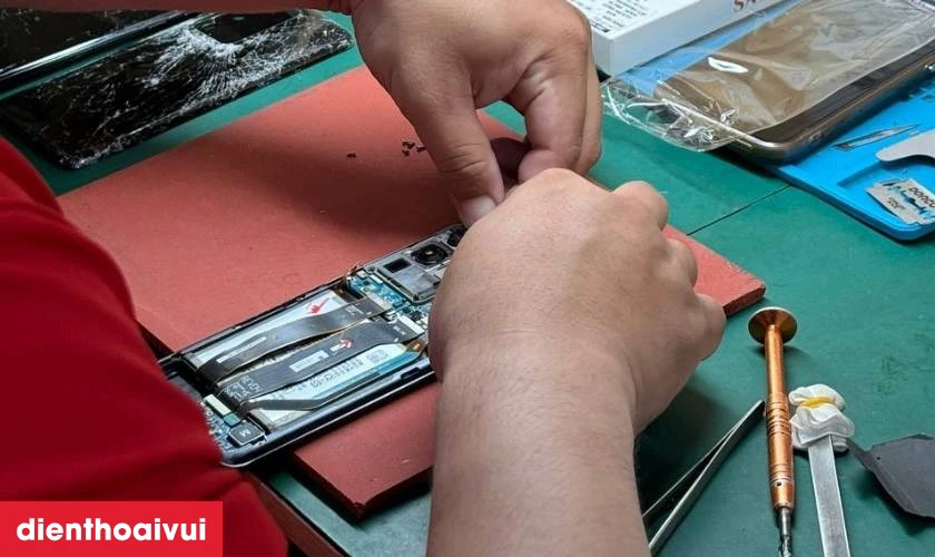Quy tr&igrave;nh thay k&iacute;nh lưng Samsung Galaxy A14 chuy&ecirc;n nghiệp