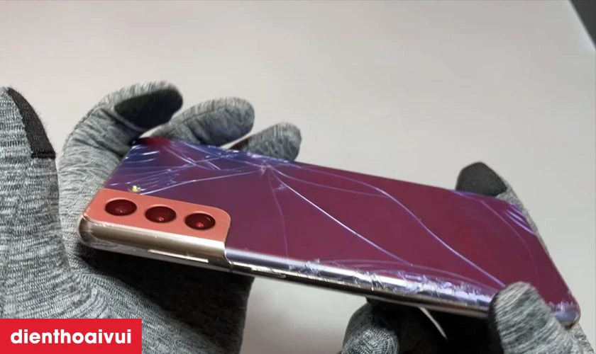 Nứt, vỡ, trầy xước là những dấu hiệu cho thấy bạn cần thay kính lưng mới cho Samsung S22 Plus