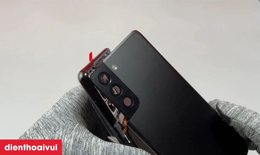 Thay kính lưng Safety mới cho Samsung S22 Plus khi có dấu hiệu hư hỏng mặt kính