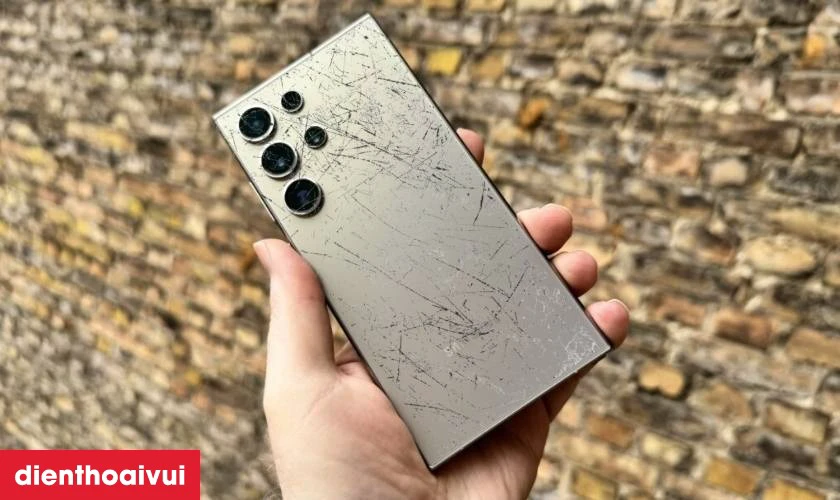 Trường hợp n&agrave;o cần thay k&iacute;nh lưng Samsung Galaxy S24?