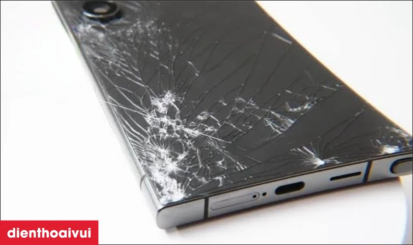 Dấu hiệu n&agrave;o bạn cần thay k&iacute;nh lưng Samsung Galaxy S24 Ultra ch&iacute;nh h&atilde;ng GENA loại Pro