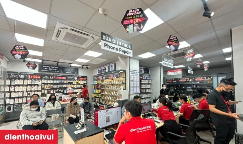 Thay k&iacute;nh lưng Samsung Galaxy S25 Ultra uy t&iacute;n tại Điện Thoại Vui