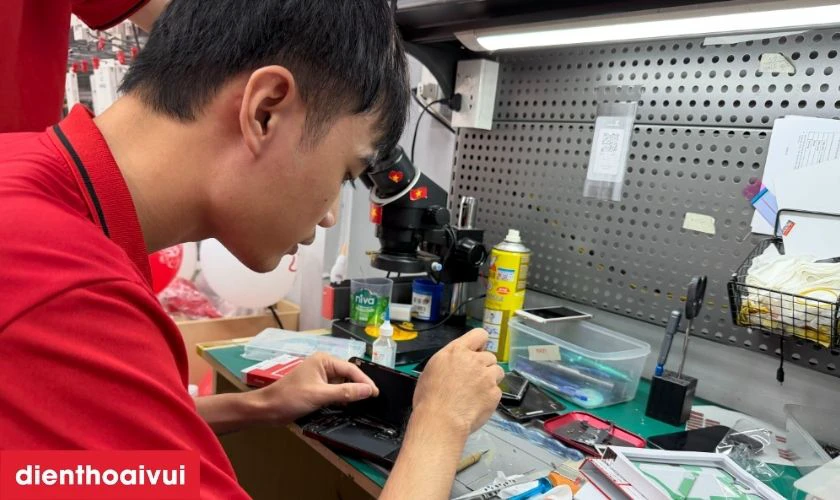 Quy tr&igrave;nh thay k&iacute;nh lưng Samsung Galaxy S25 Ultra lấy liền tại Điện Thoại Vui