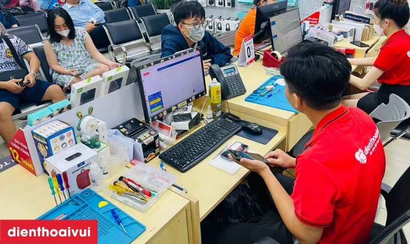 Quy tr&igrave;nh thay k&iacute;nh lưng Samsung Galaxy Z Flip 5 lấy liền tại Điện Thoại Vui