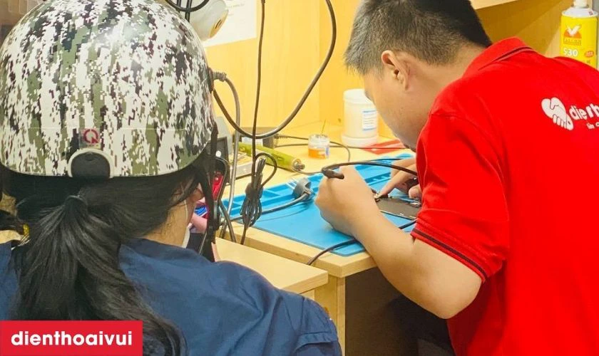 Quy tr&igrave;nh thay k&iacute;nh lưng Samsung Galaxy Z Fold 7 tại Điện Thoại Vui