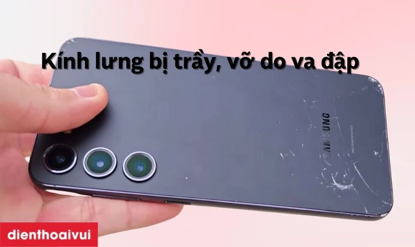 Kính lưng bị vỡ do va đập