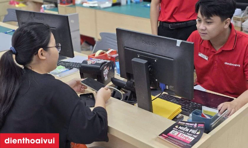 Thay k&iacute;nh lưng Vivo V25 ch&iacute;nh h&atilde;ng tại Điện Thoại Vui