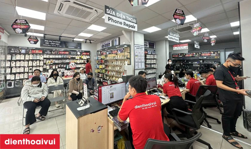 Quy tr&igrave;nh thay k&iacute;nh lưng Vivo V25 lấy liền tại Điện Thoại Vui