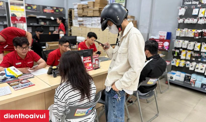 Nhân viên tiếp đón khách hàng, ghi nhận tình trạng máy