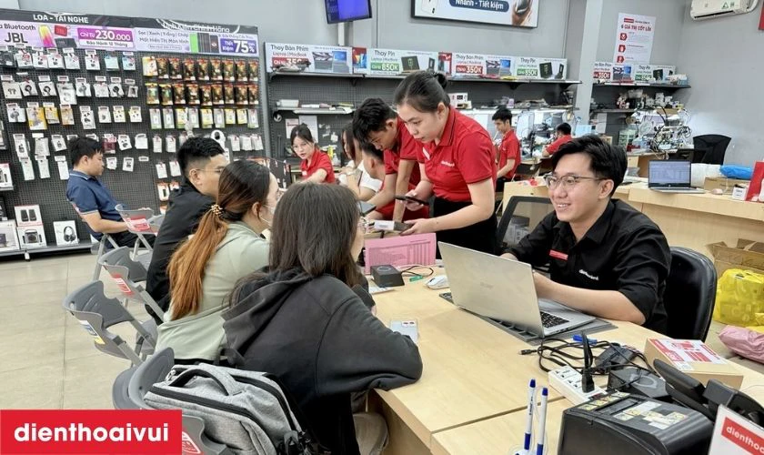 Địa chỉ thay k&iacute;nh lưng Vivo V50 Lite ch&iacute;nh h&atilde;ng tại Điện Thoại Vui