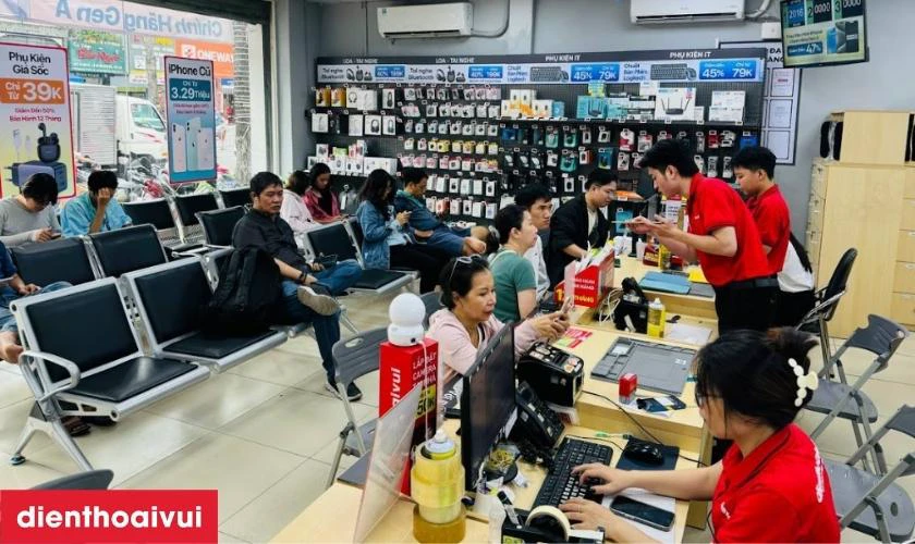 Quy tr&igrave;nh thay nắp lưng c&ocirc;ng khai, kh&aacute;ch h&agrave;ng c&oacute; thể theo d&otilde;i trực tiếp