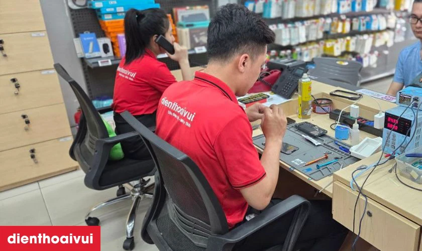 Quy tr&igrave;nh thay k&iacute;nh lưng Vivo Y35 lấy liền uy t&iacute;n tại Điện Thoại Vui