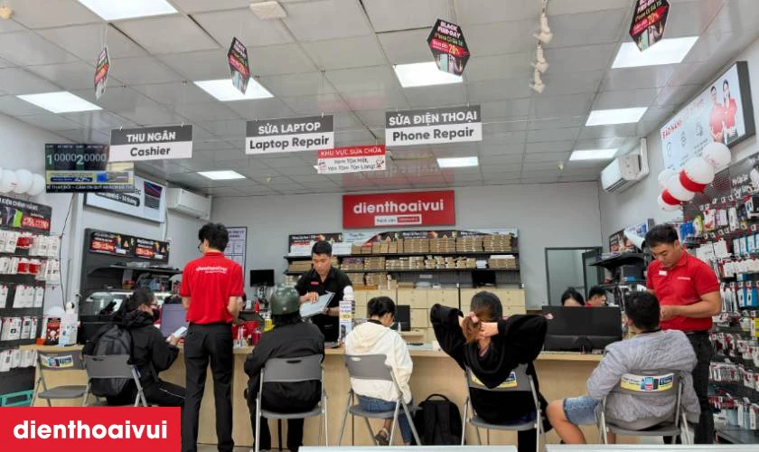 Quy tr&igrave;nh thay k&iacute;nh lưng Vivo Y36 5G lấy liền tại Điện Thoại Vui