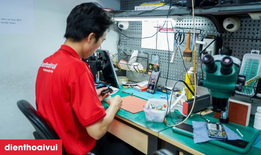 Quy tr&igrave;nh thay k&iacute;nh lưng Xiaomi Poco X6 Pro 5G nhanh ch&oacute;ng tại Điện Thoại Vui