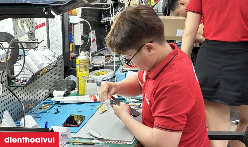 Tiến h&agrave;nh thay k&iacute;nh lưng mới cho m&aacute;y