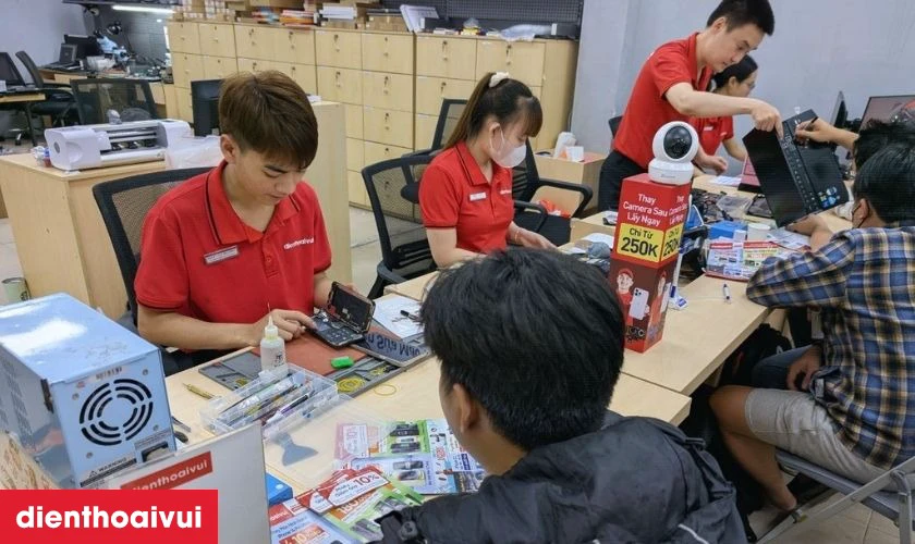 Quy tr&igrave;nh thay k&iacute;nh lưng Xiaomi Redmi A2 Plus minh bạch tại Điện Thoại Vui