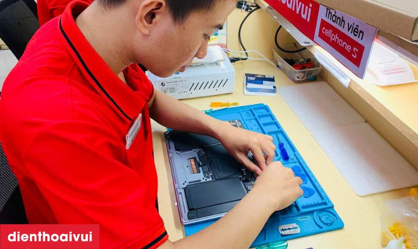 Kỹ thuật viên sẽ tháo loa cũ bằng các công cụ chuyên dụng và thay loa mới