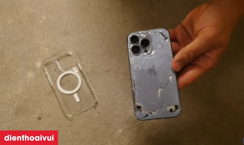Tác động của ngoại lực rơi vỡ làm hư hỏng loa ngoài của iPhone 13 Pro cần thay mới