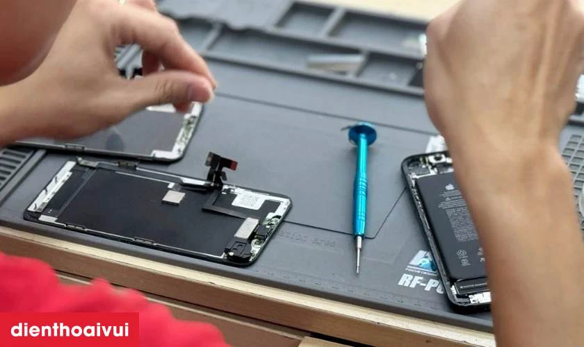 Khách hàng nhận lại máy, kiểm tra hoạt động và tiến hành thanh toán