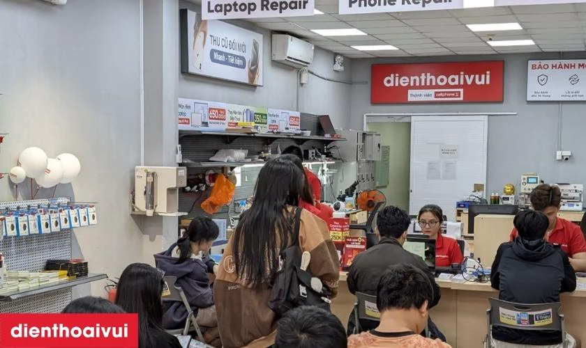 Khách hàng kiểm tra trước khi thanh toán và được tư vấn bảo hành