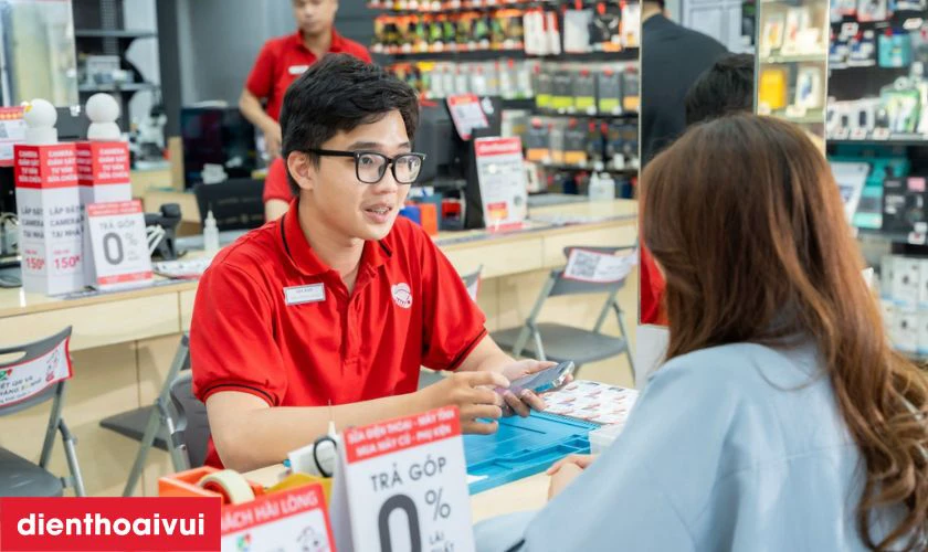 Khách hàng kiểm tra lại máy, đảm bảo hoạt động ổn định