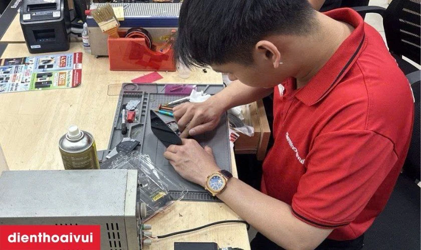 Quy tr&igrave;nh thay loa ngo&agrave;i Oppo A58 lấy liền tại Điện Thoại Vui