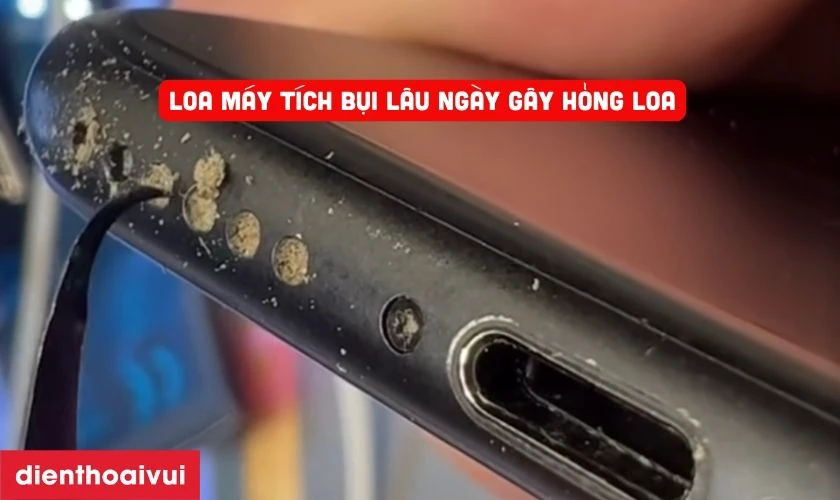 Bụi b&aacute;m d&agrave;y đặc khiến loa ngo&agrave;i Oppo Reno 11F bị r&egrave;, hỏng