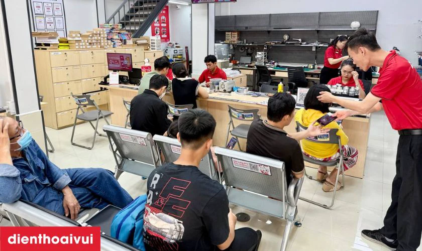 Nh&acirc;n vi&ecirc;n b&agrave;n giao m&aacute;y cho kh&aacute;ch kiểm tra lại m&aacute;y sau thay loa