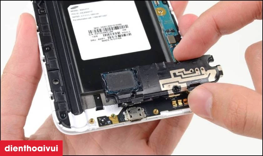 Khi đi thay loa ngo&agrave;i Samsung Galaxy A07 c&acirc;̀n lưu ý