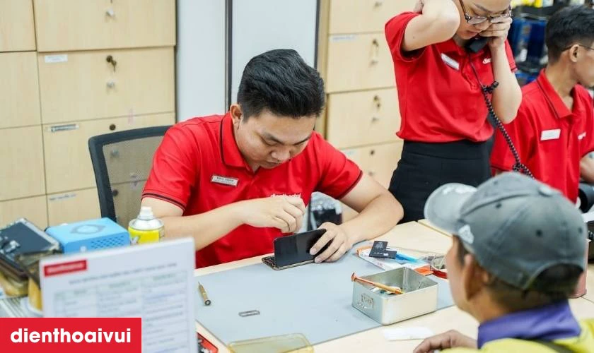 Quy tr&igrave;nh thay loa ngo&agrave;i Samsung Galaxy A17 lấy liền tại Điện Thoại Vui