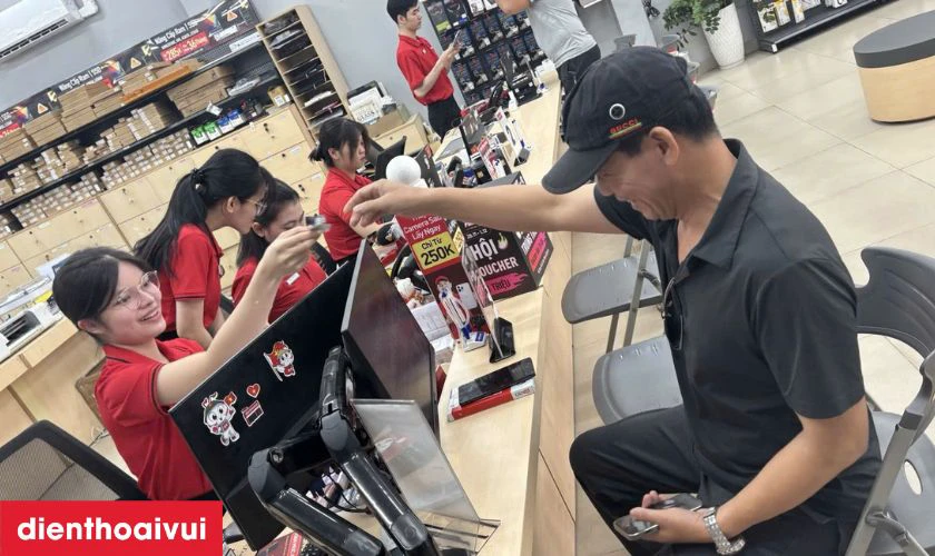 Nh&acirc;n vi&ecirc;n mời kh&aacute;ch kiểm tra lại loa ngo&agrave;i v&agrave; to&agrave;n bộ m&aacute;y