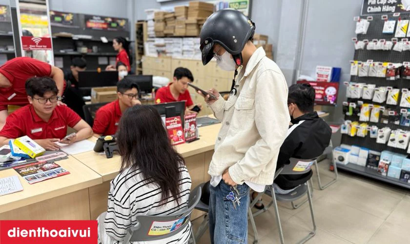 Nh&acirc;n vi&ecirc;n trả m&aacute;y cho kh&aacute;ch, hướng dẫn kh&aacute;ch kiểm tra lại m&aacute;y