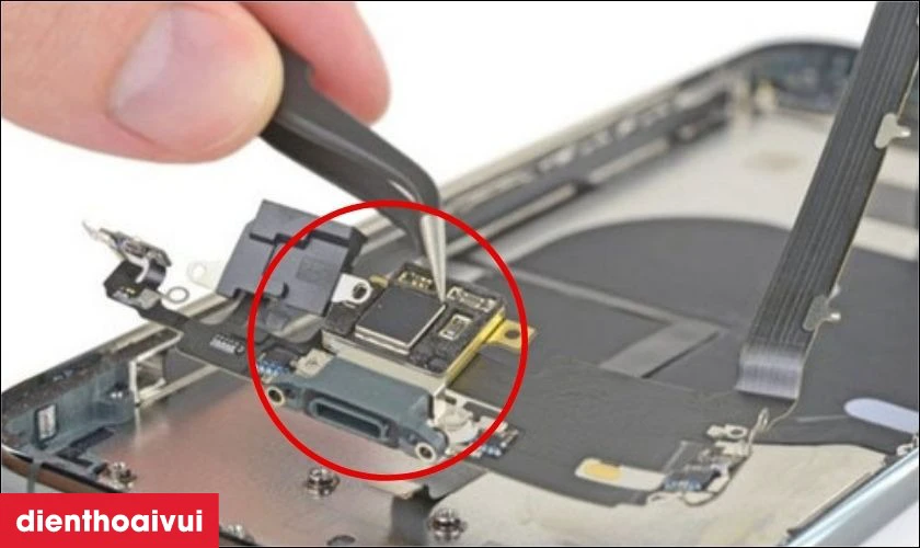 Thay loa trong iPhone 12 giúp khắc phục lỗi âm thanh, nâng cao trải nghiệm cho người dùng