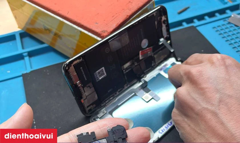 Kỹ thuật viên tiếp nhận iPhone 11 Pro của khách, kiểm tra