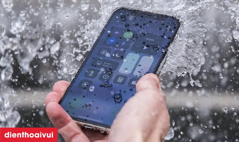 Tiếp x&uacute;c với nước