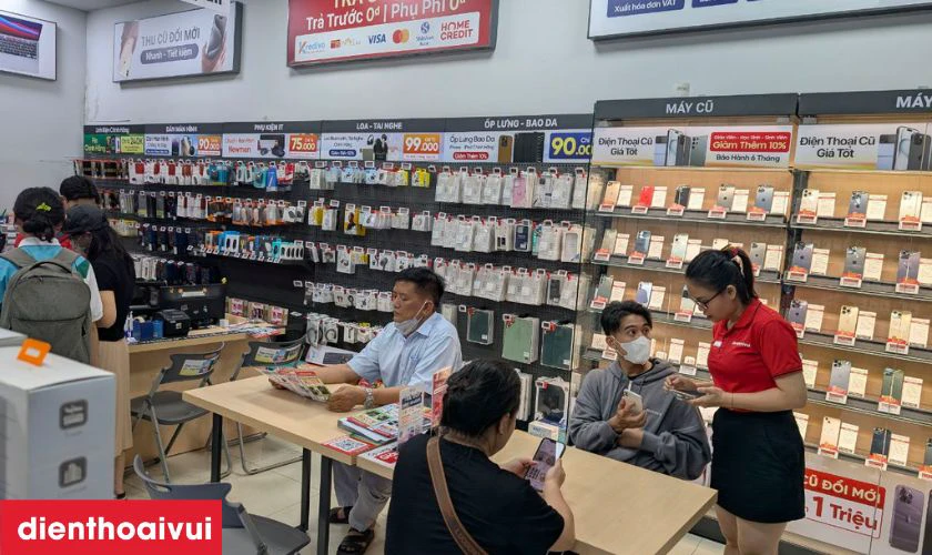 Khách hàng mang iPhone 14 Pro đến cửa hàng Điện Thoại Vui