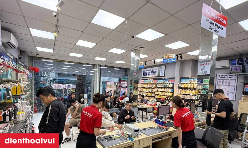 Khách hàng nhận lại máy và kiểm tra lần cuối cùng