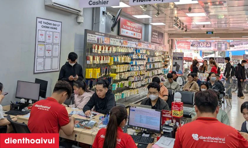 Khách hàng kiểm tra máy, nhận bảo hành và tiến hành thanh toán tại quầy