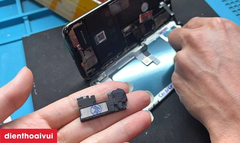 Quy trình thay loa trong iPhone SE 2022 lấy liền tại Điện Thoại Vui