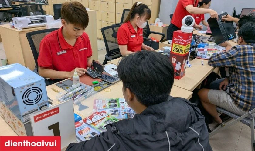 Dịch vụ thay loa trong iPhone SE 2022 chính hãng, lấy liền tại Điện Thoại Vui
