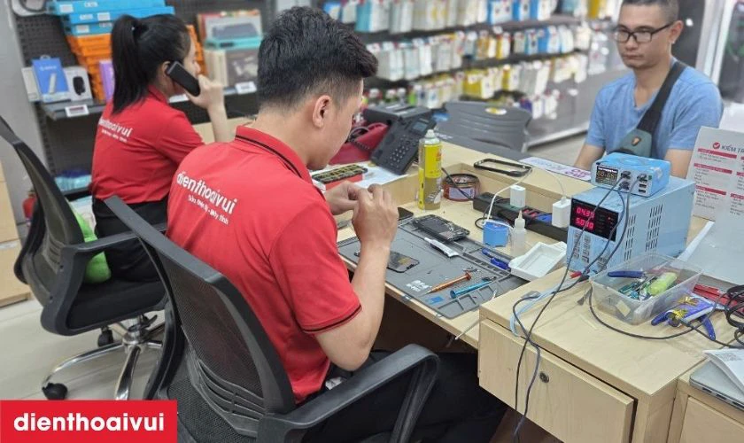 Quy tr&igrave;nh thay loa trong Samsung Galaxy A05 lấy liền tại Điện Thoại Vui