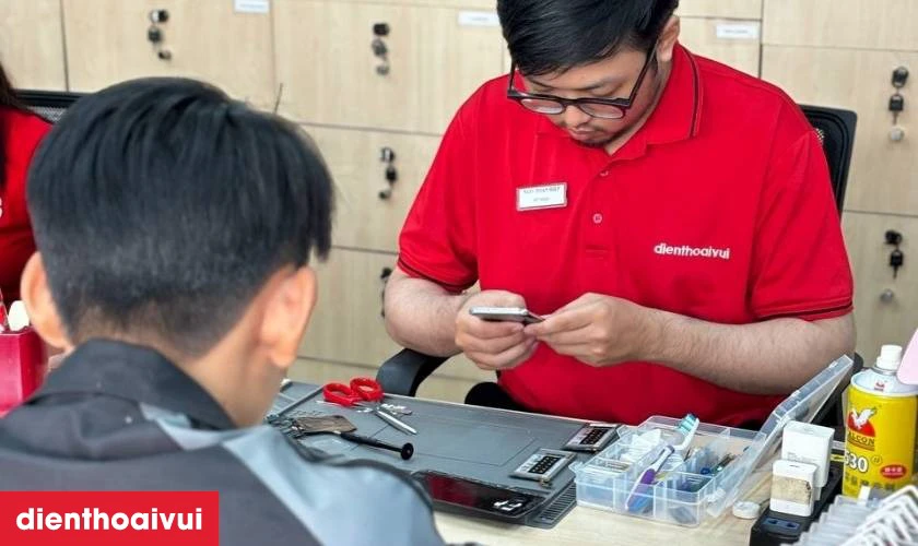 Quy tr&igrave;nh thay loa trong Samsung Galaxy A32 chuy&ecirc;n nghi&ecirc;̣p tại Điện Thoại Vui