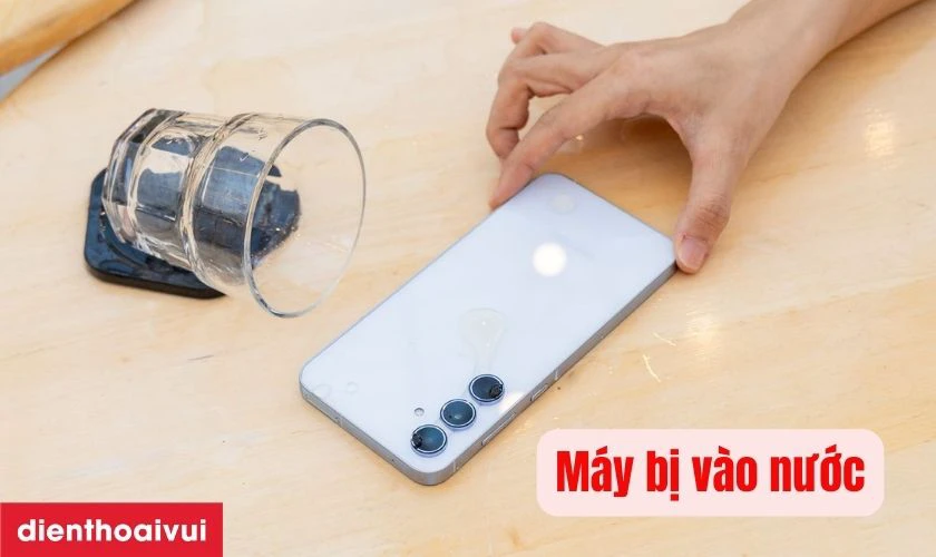 Nước c&oacute; thể khiến loa trong Galaxy A55 bị r&egrave;, m&acirc;́t ti&ecirc;́ng