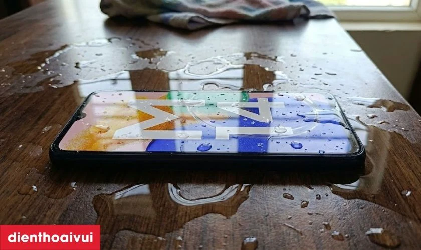 Ngấm nước khiến loa trong Samsung Galaxy M14 bị r&egrave;, m&acirc;́t ti&ecirc;́ng