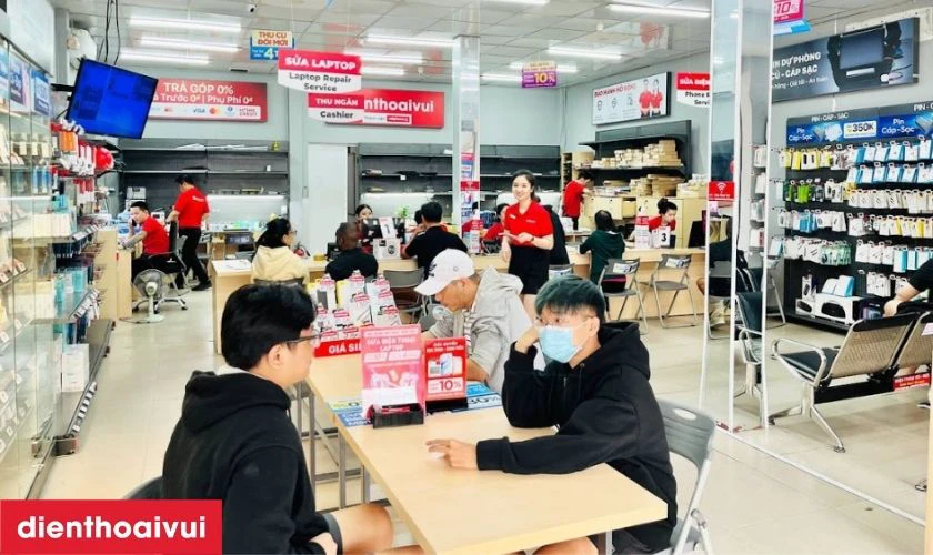 Quy tr&igrave;nh thay loa trong Samsung Galaxy M14 chuy&ecirc;n nghi&ecirc;̣p tại Điện Thoại Vui