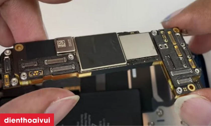 Nguyên nhân khiến main iPhone 12 hư hỏng